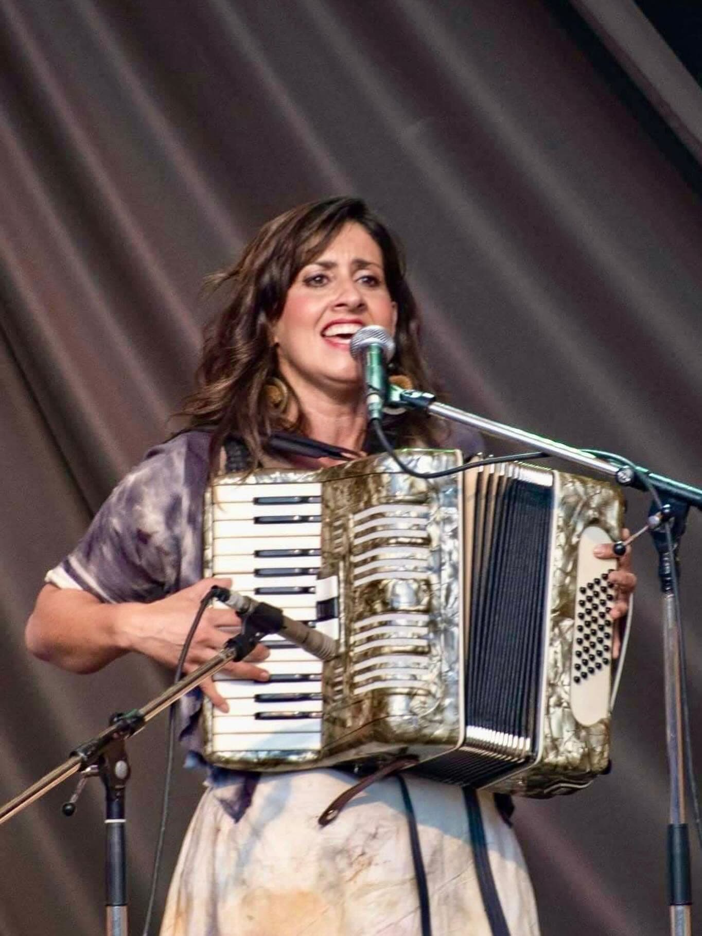 Brunella en escena con acordeón